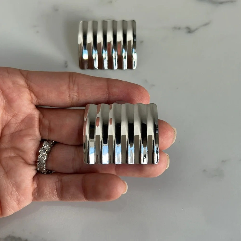 Silver square earrings with waves - Picture 4 of 4